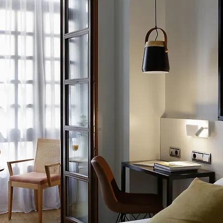 Marques, Blue Hotel