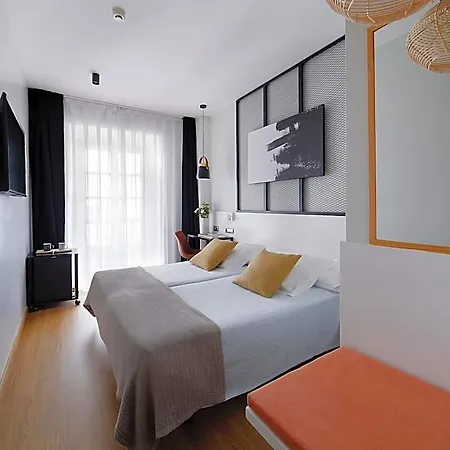 Marques, Blue Hotel